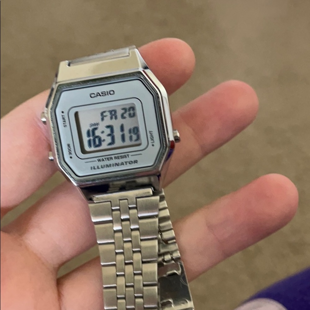 Casio LA680w watch alarm stopwatch light